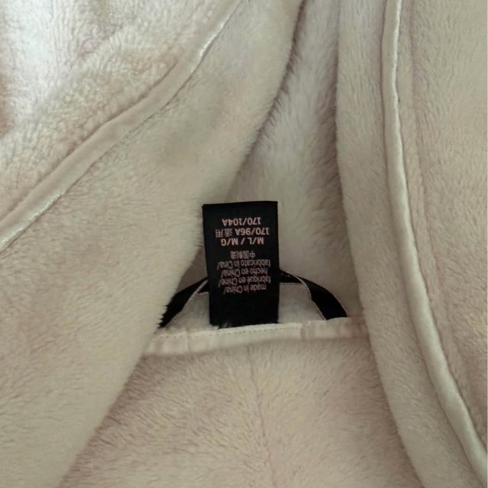 Victoria's Secret Pink Plush Robe new - Picture 3 of 3